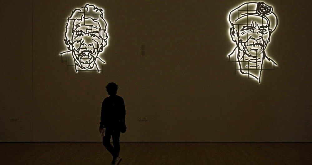   No es Che, es Isabel, 2017 MDF y luces LED 185 x 130 cm aprox. © Los Carpinteros Cortesía Galería Peter Kilchmann, Zürich No es Che, es Simón, 2017 MDF y luces LED 213 x 130 cm aprox. © Los Carpinteros Cortesía Galería Peter Kilchmann, Zürich Foto: Guillermo Torres / Revista Semana