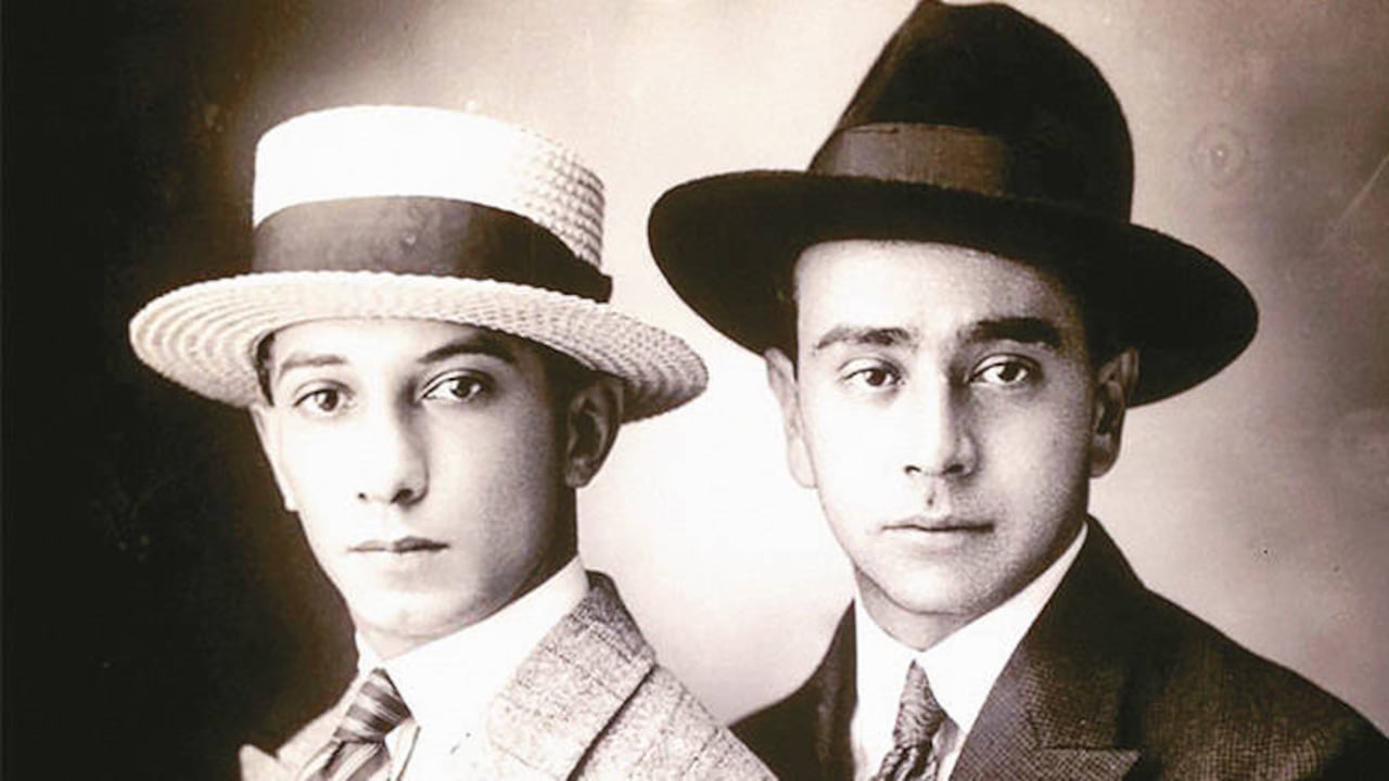 Libardo Parra y compañero (1925). Fotografía sobre papel de Benjamín de la Calle. Colección Biblioteca Pública Piloto de Medellín.