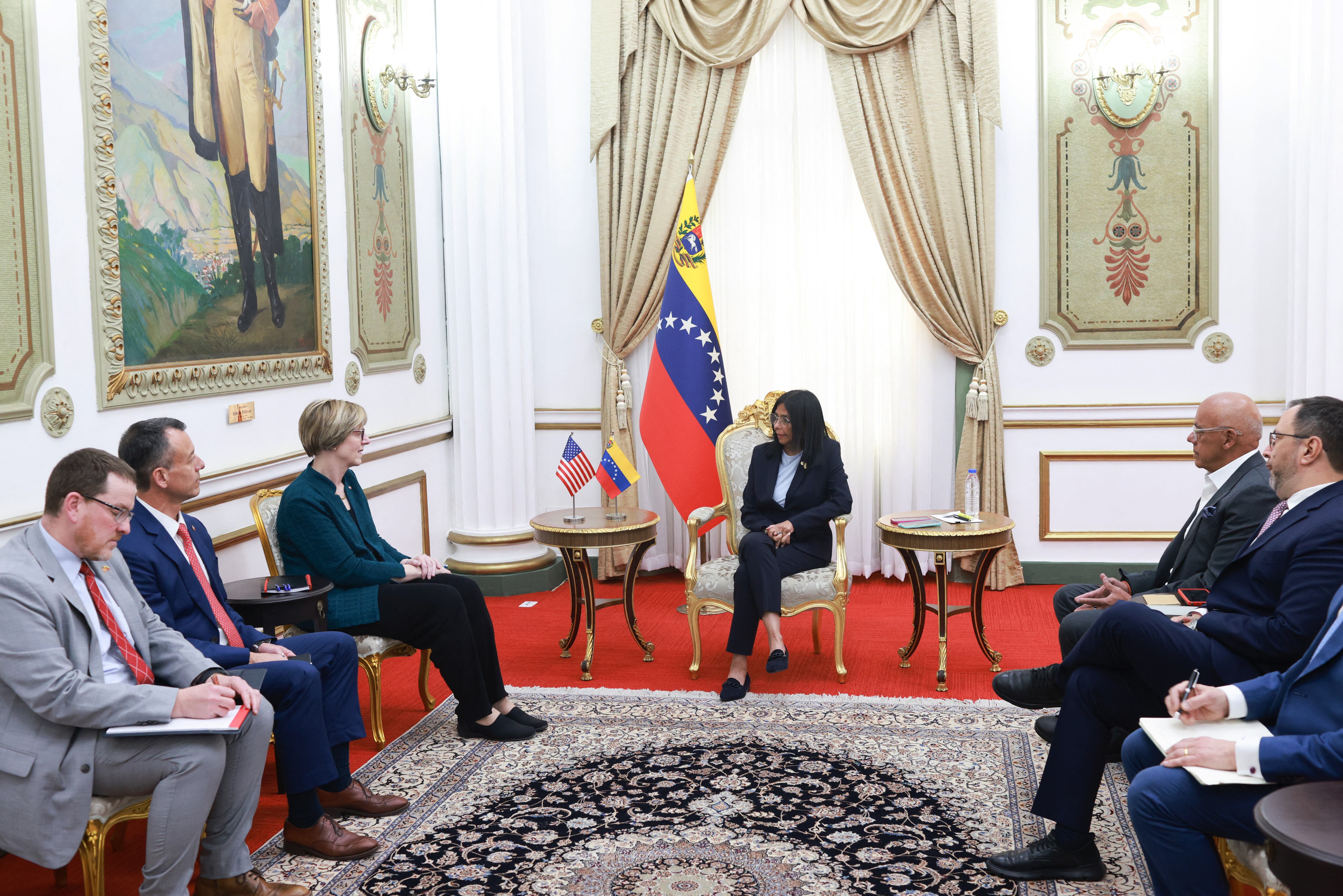 El anuncio de la Embajada de Estados Unidos en Venezuela llega tras el encuentro de Laura Dogu y Delcy Rodríguez