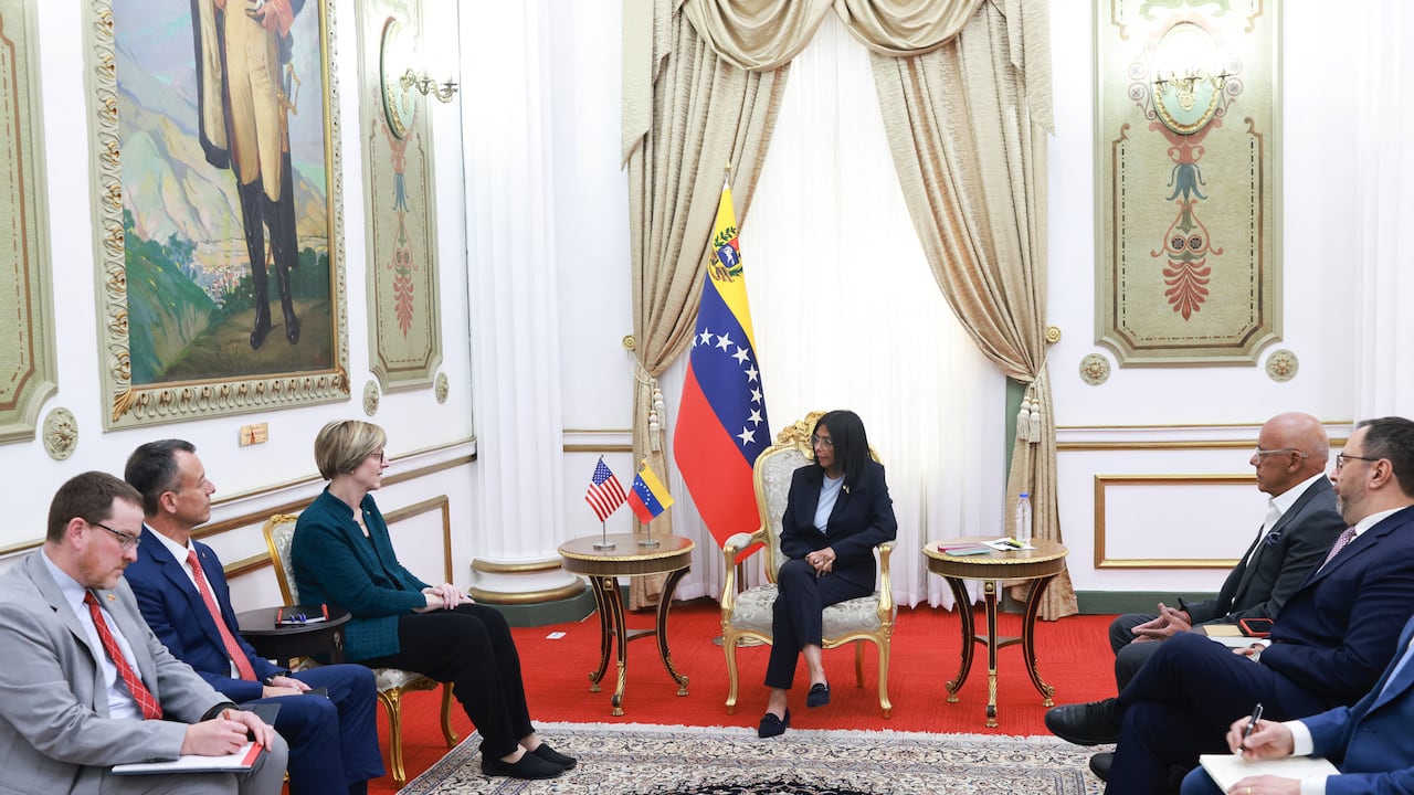 El anuncio de la Embajada de Estados Unidos en Venezuela llega tras el encuentro de Laura Dogu y Delcy Rodríguez.