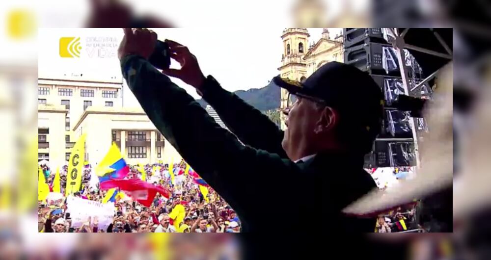 El presidente Gustavo Petro filmando a los asistentes a la Plaza de Bolívar, en Bogotá, el primero de mayo de 2024
