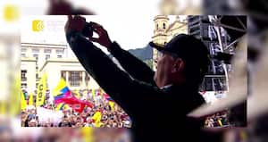 El presidente Gustavo Petro filmando a los asistentes a la Plaza de Bolívar, en Bogotá, el primero de mayo de 2024