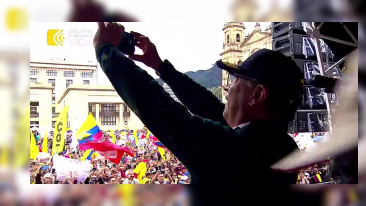 El presidente Gustavo Petro filmando a los asistentes a la Plaza de Bolívar, en Bogotá, el primero de mayo de 2024