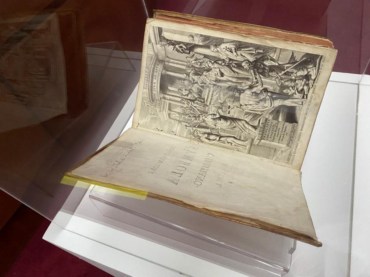 Libros de la exposición "El sello de Amberes" en la Biblioteca Nacional y la Luis Ángel Arango. Cortesía del Banco de la República