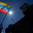 Un hombre ondea una bandera durante una protesta de opositores del presidente venezolano Nicolás Maduro el día antes de su toma de posesión para un tercer mandato en Caracas, Venezuela, el jueves 9 de enero de 2025. (AP Foto/Matías Delacroix)