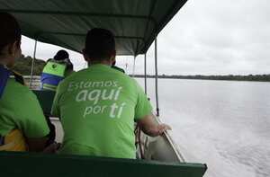 Las brigadas de salud deben navegar largos y torrentosos ríos para llevar las vacunas a la comunidad indígena del departamento de Guainía.
