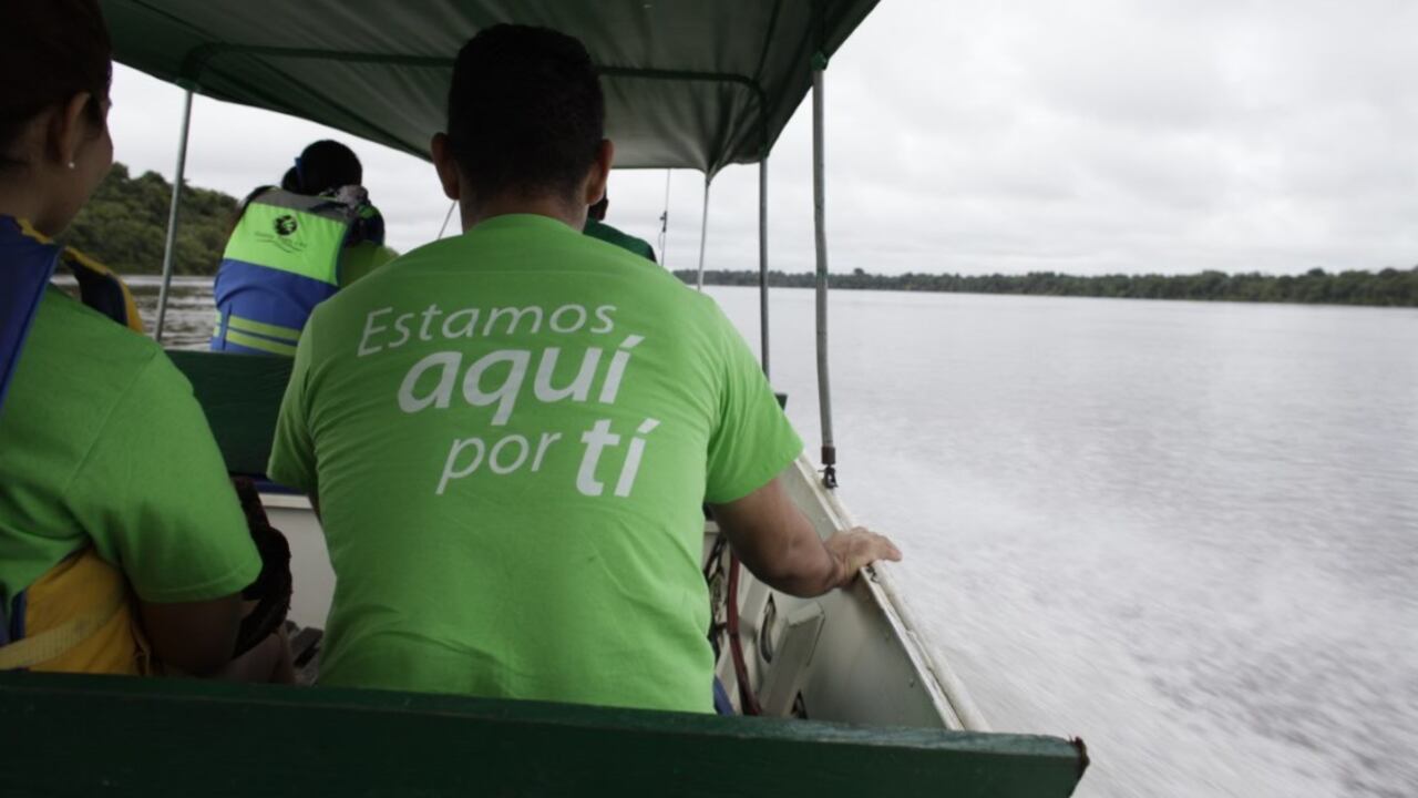 Las brigadas de salud deben navegar largos y torrentosos ríos para llevar las vacunas a la comunidad indígena del departamento de Guainía.