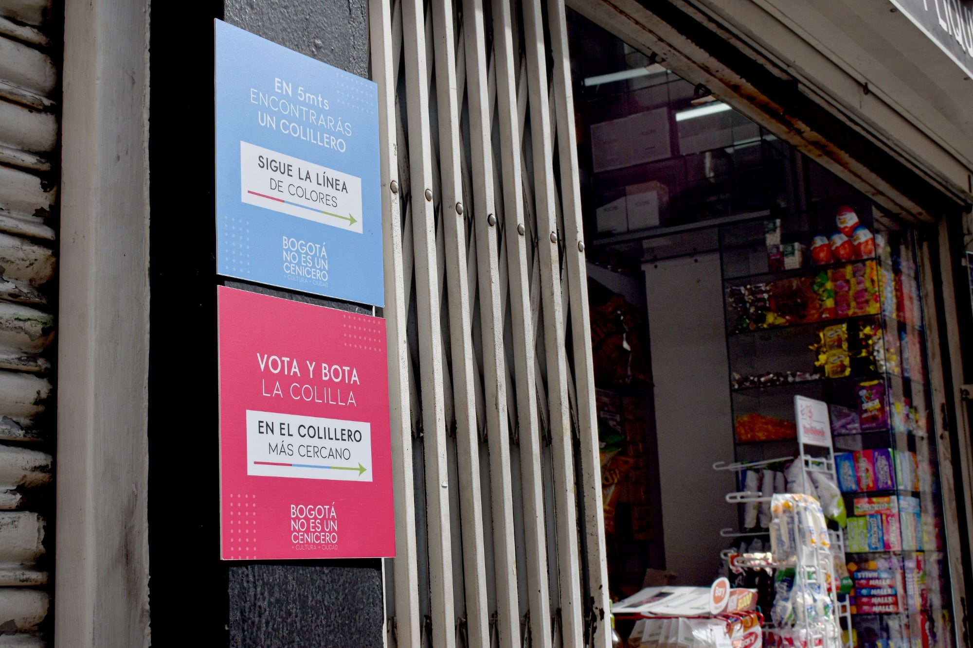 En algunos establecimientos los colilleros estarán señalizados para que los ciudadanos puedan encontrarlos con facilidad.