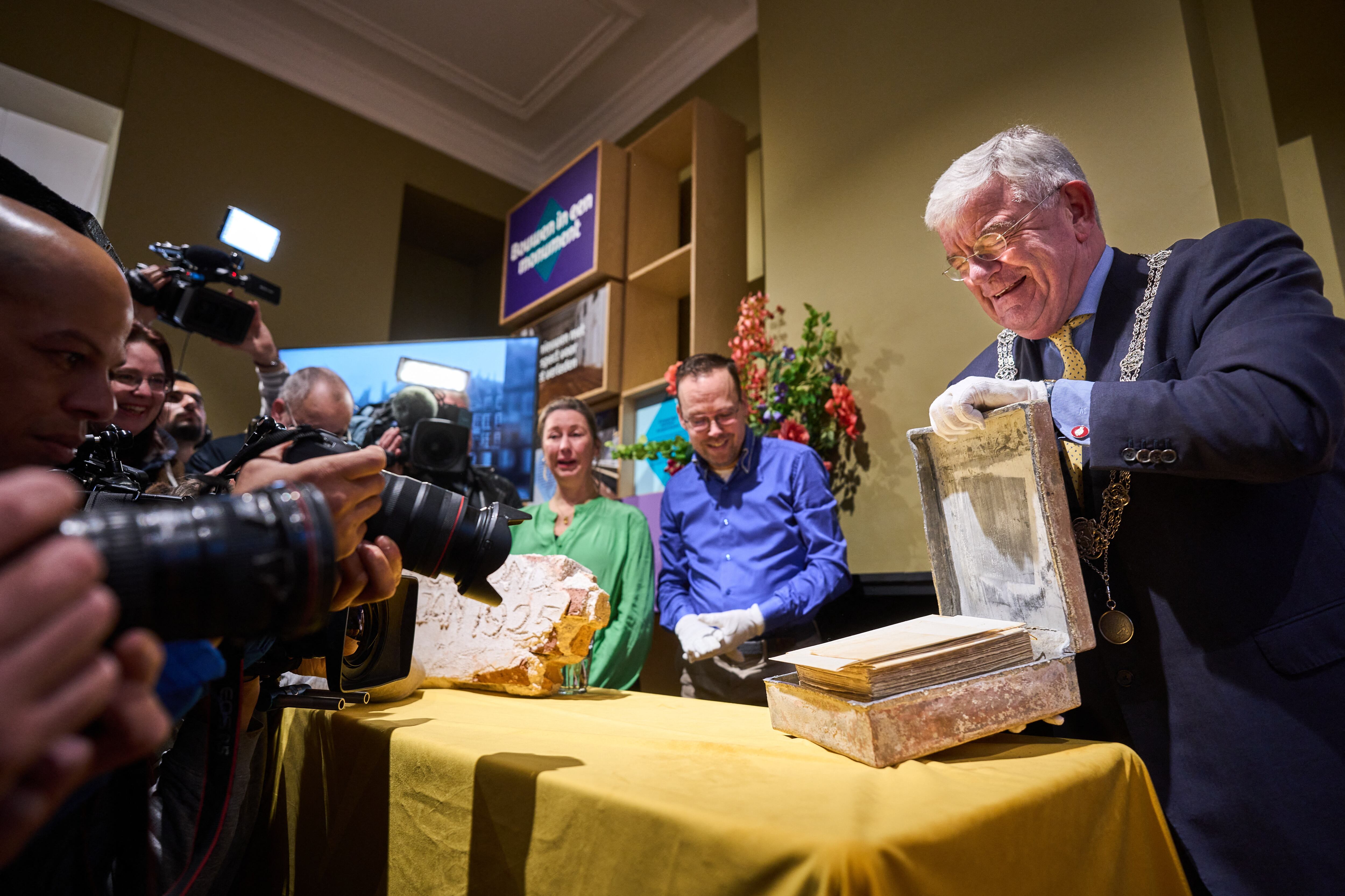 La cápsula del tiempo contenía un certificado, un libro y un poema sobre la vida del ex monarca.