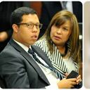 Jorge Colmenares y la carátula del libro de su mamá, Oneida Escobar Gil.