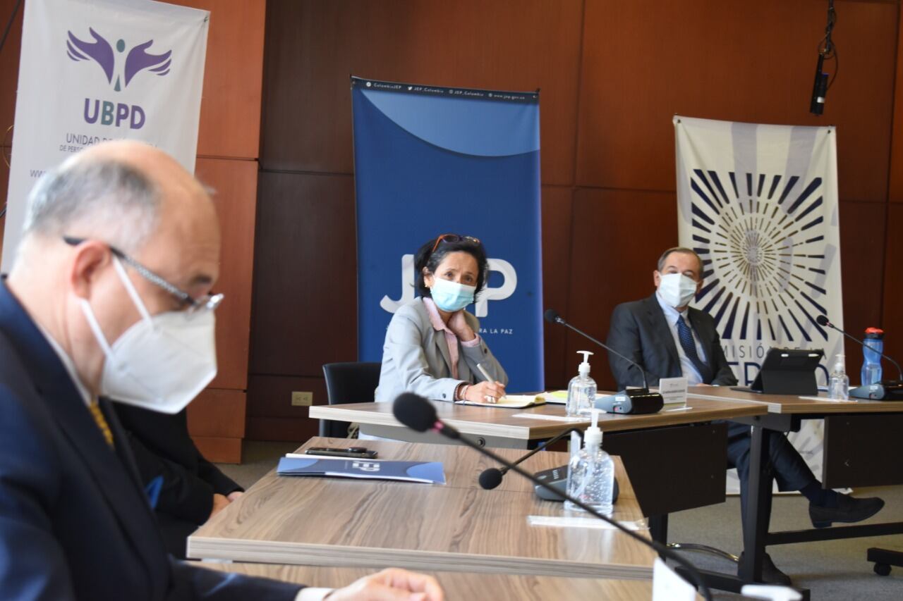 En la foto se ve a las cabezas de la JEP, la Comisión de la Verdad y la UBPD.