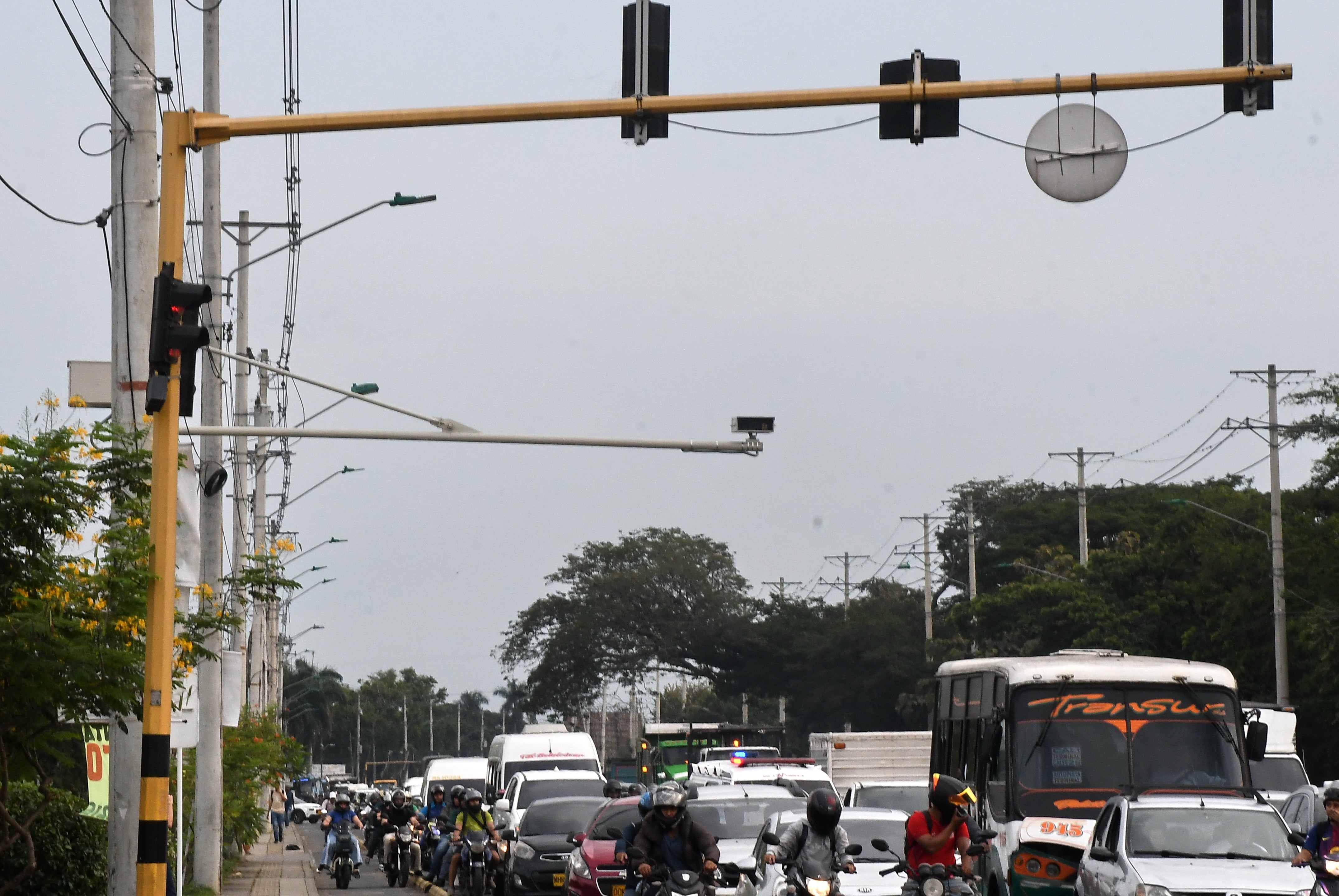 Cali: Instalación de nuevas cámaras de fotomultas en las diferentes vías de la ciudad. Foto José L. Guzmán