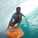 Mikala Jones murió desangrado tras un accidente surfeando.