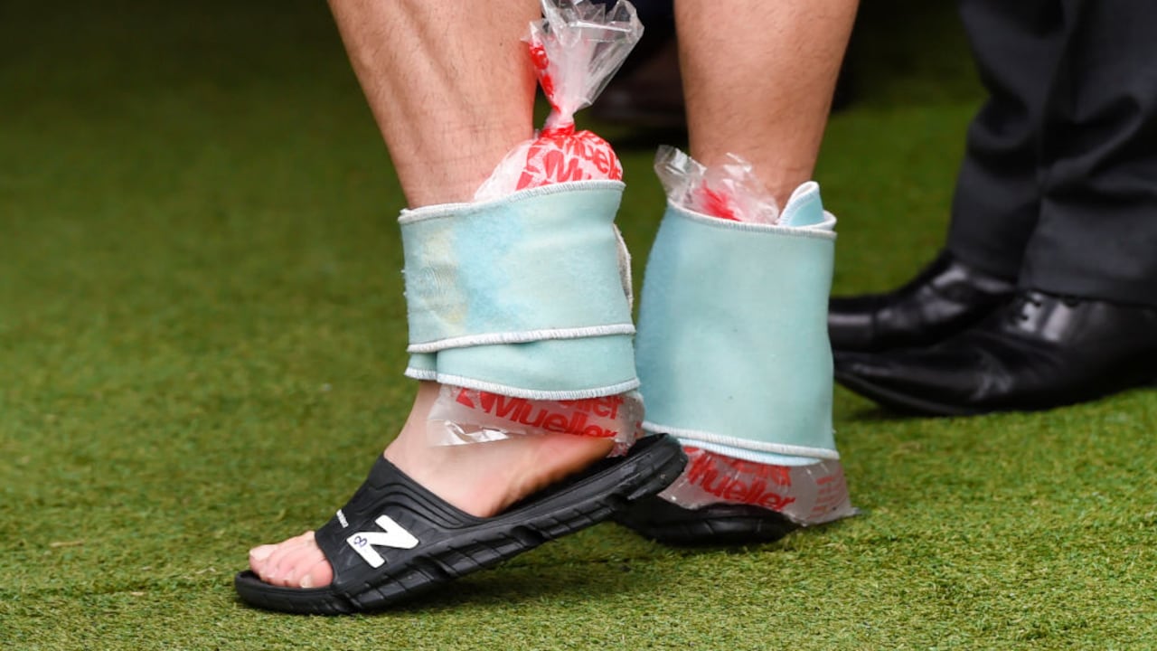 El capitán del Celtic, Scott Brown se envuelve bolsas de hielo en los tobillos en el entretiempo de un partido de fútbol, el 8 de julio de 2017 (Foto de Craig Williamson - SNS Group\SNS Group vía Getty Images)