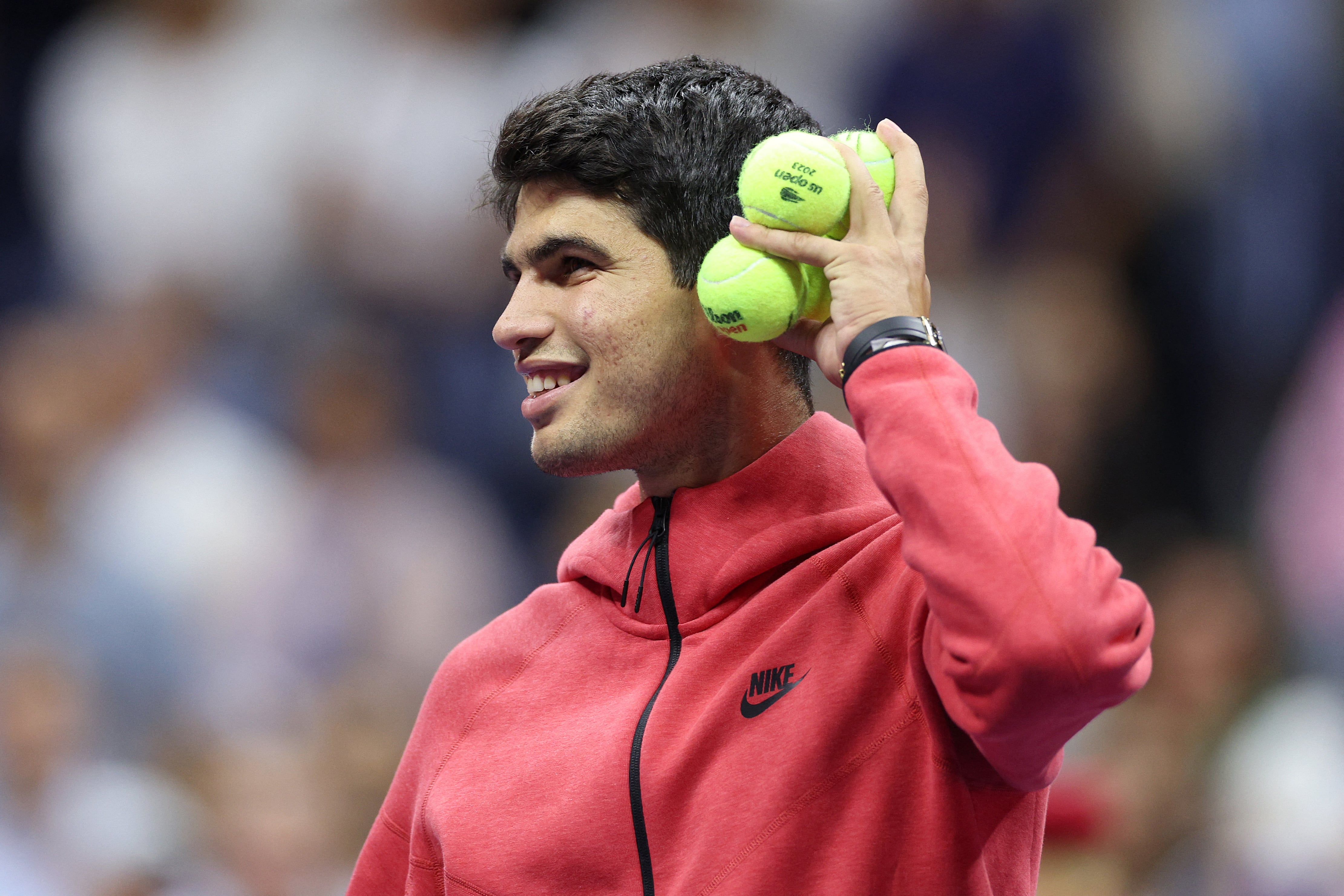 En el segundo paso de su defensa del título, Alcaraz venció al sudafricano Lloyd Harris, número 177 de la ATP, por 6-3, 6-1 y 7-6 (7/4) en dos horas y 27 minutos de juego.
