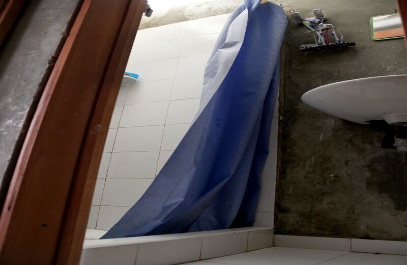 En el baño la ducha no queda al costado sino frente a la división.  Foto: Carlos Bernate /SEMANA.