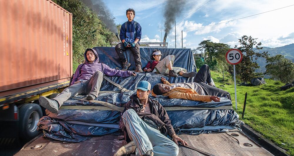 Tomó año y medio encontrar a los protagonistas naturales de esta histórica película. Mora creyó, con razón, que era más fácil enseñarles a actuar que a fingir duras existencias. 
