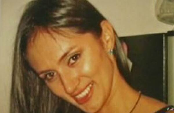 Lina María Ospina, de 27 años, fue asesinada por su esposo en Florida (EE. UU.) tras recibir dos impactos de bala el 2 de enero del 2012. La Policía la encontró muerta en su cama. La mujer vivía con su esposo Erick Tiler y una hija de él. “Él (su esposo) se disparó en la cabeza... La mató y luego se mató él”, dijo el capitán Robert Estrada. Se desconocen los motivos del asesinato, pero la madre de Ospina, Berenice Méndez, dijo a A.P. que su hija le había comentado que tenía problemas matrimoniales y era maltratada por Tiler. “Él era muy celoso”. / A.P.