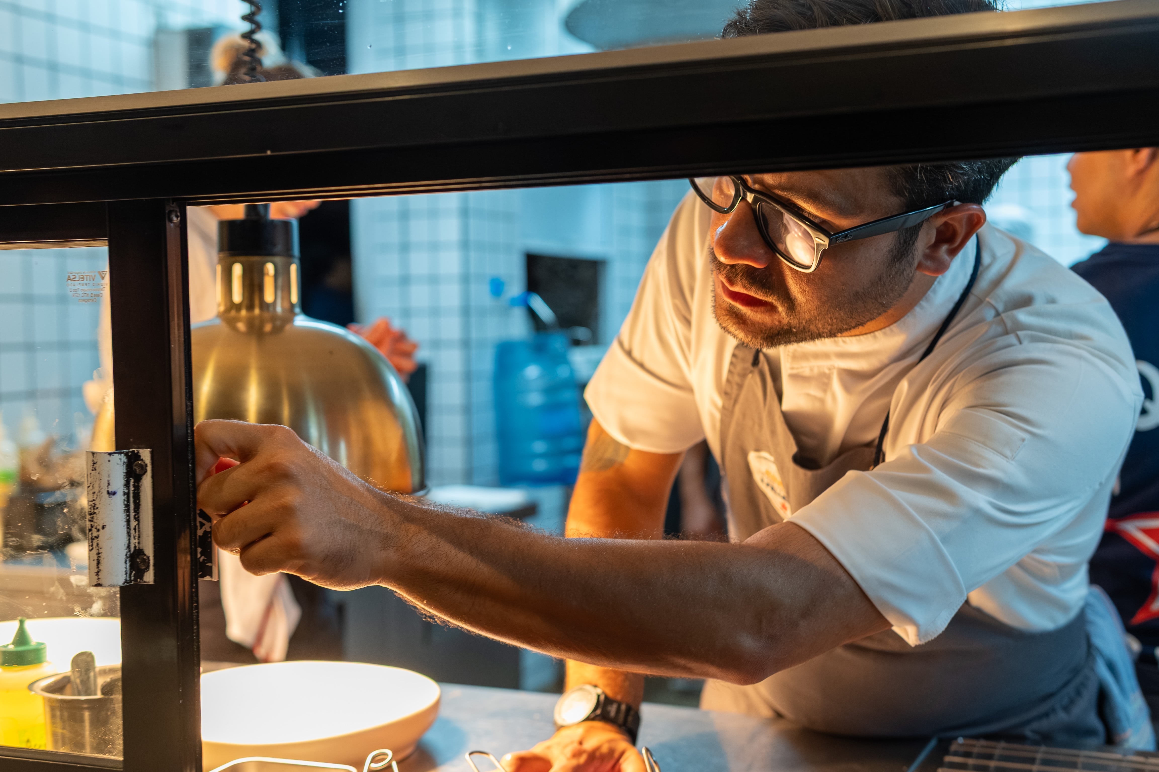 Rabo de Pez, su proyecto más reciente, se ha convertido rápidamente en visita obligada para locales y viajeros internacionales, ofreciendo una experiencia culinaria única basada en ingredientes locales y responsabilidad social. Pascal, desarrollado junto a su hermano Javier, redefine el concepto de desayuno y almuerzo con técnicas modernas y sabores locales. Municipal presenta un innovador concepto de food truck en un espacio único de Cartagena.