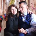 En esta imagen compartida por Constanza del Río/Nos Buscamos, se ve a Jimmy Thyden, derecha, sentado junto a María Angélica González, su madre biológica, al reunirse por primera vez en Valdivia, Chile, el 17 de agosto de 2023.