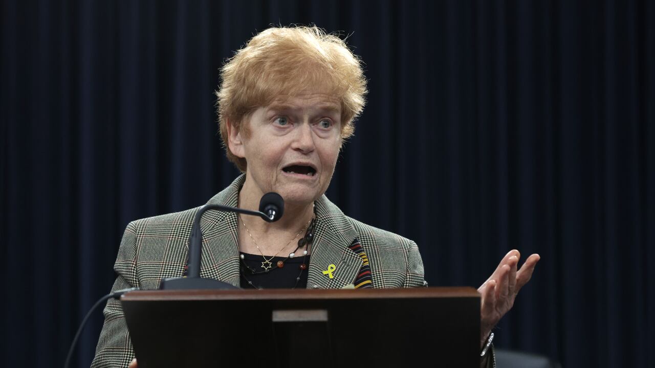La enviada especial del Departamento de Estado para monitorear y combatir el antisemitismo, Deborah Lipstadt, habla durante una mesa redonda en el edificio de oficinas de Rayburn House en Capitol Hill el 14 de febrero de 2024 en Washington, DC. El Consejo Nacional de Mujeres Judías (NCJW) celebró una mesa redonda “para examinar y crear conciencia sobre la violencia sexual y de género que Hamás perpetró el 7 de octubre y desde entonces contra las mujeres israelíes”