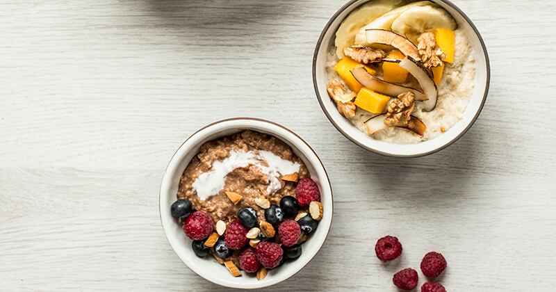 La avena se prepara con canela, cadamomo y nuez moscada. El toque dulce lo aporta la compota de arándanos y fruta deshidratada.
