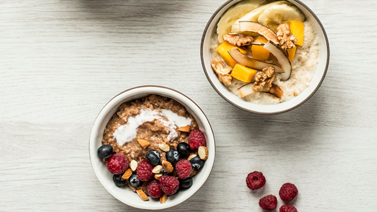 Un bowl con avena, frutos rojos y leche desnatada o yogur es una gran idea si se quiere un desayuno más dulce.