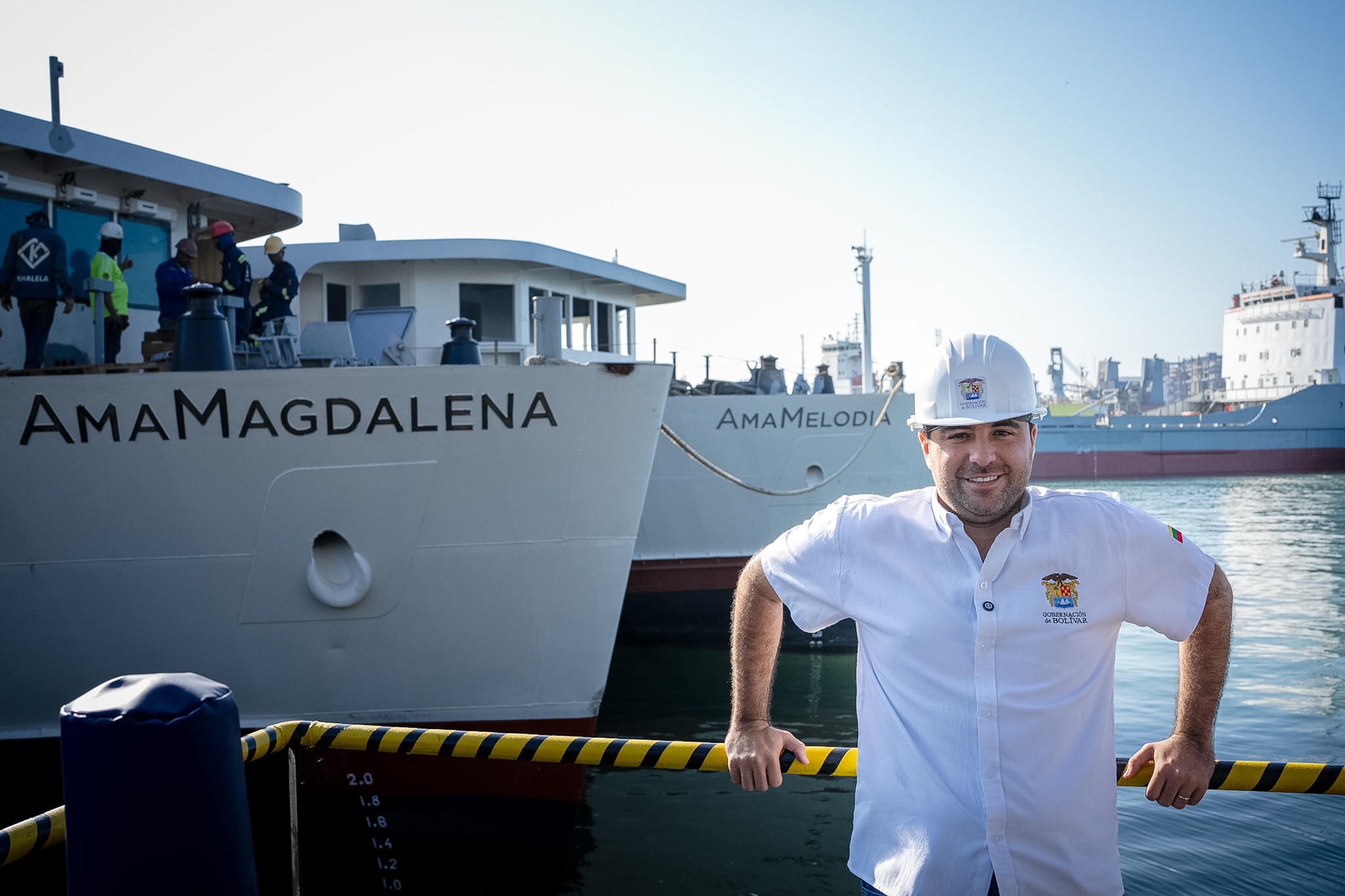 Yamil Arana, gobernador de Bolívar, visitando las embarcaciones.