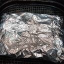 Descubrir nuevos horizontes en la cocina ha llevado a preguntarse sobre los posibles resultados al insertar papel aluminio en una freidora de aire.