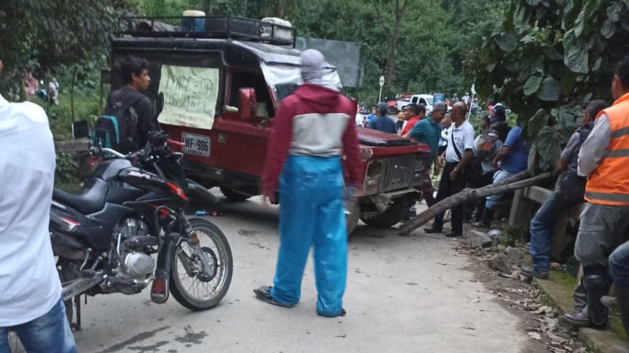 Habitantes del municipio de Toledo, Antioquia bloqueando la vía entre Medellín e Ituango.