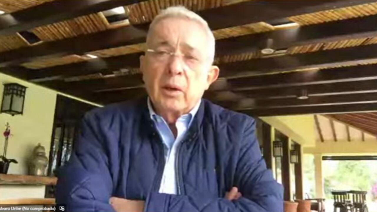 Álvaro Uribe cuestiona supuestos pagos a personas para que acompañen al presidente Petro a las plazas públicas.