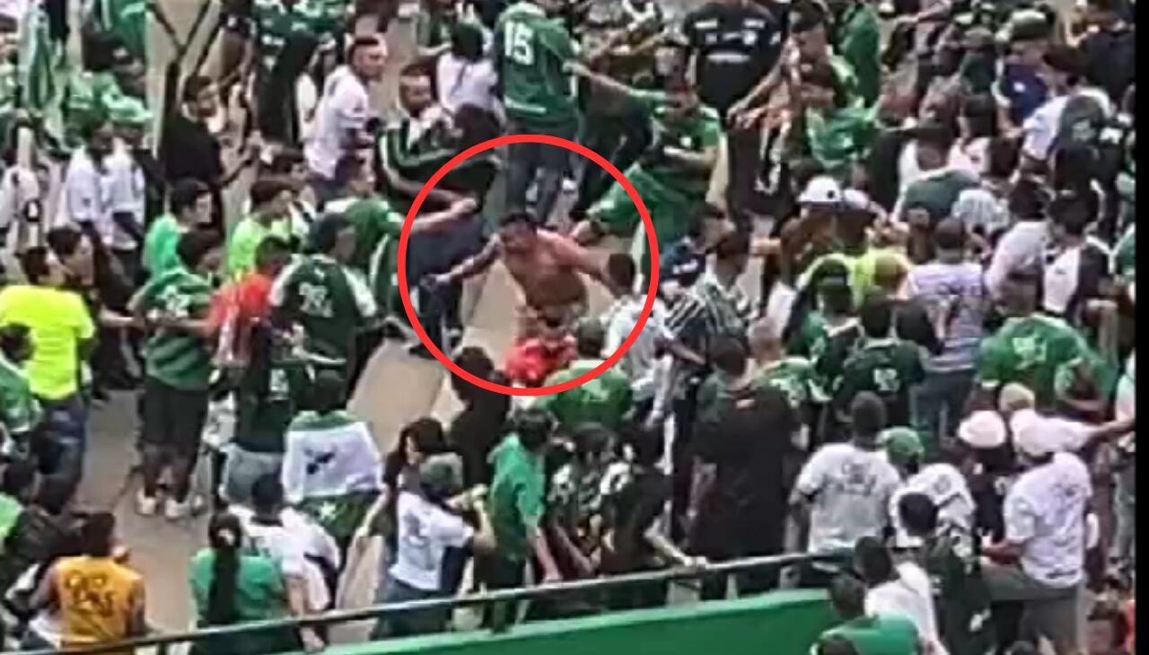 Hinchas Cali agreden a fanático de América.
