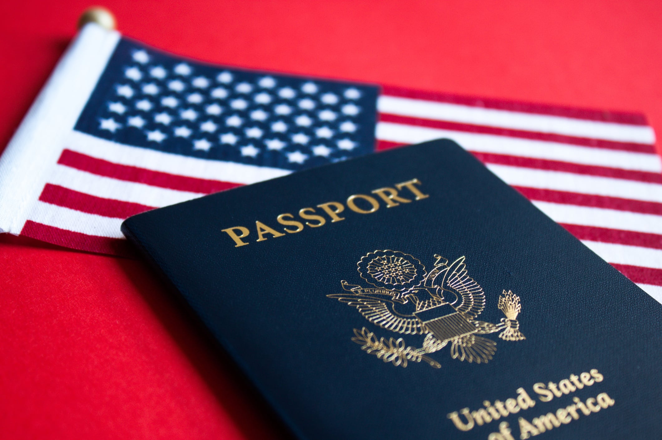 El pasaporte colombiano no solo sirve como documento de viaje, sino también como un símbolo de identidad y conexión con la patria para la diáspora colombiana en Estados Unidos.