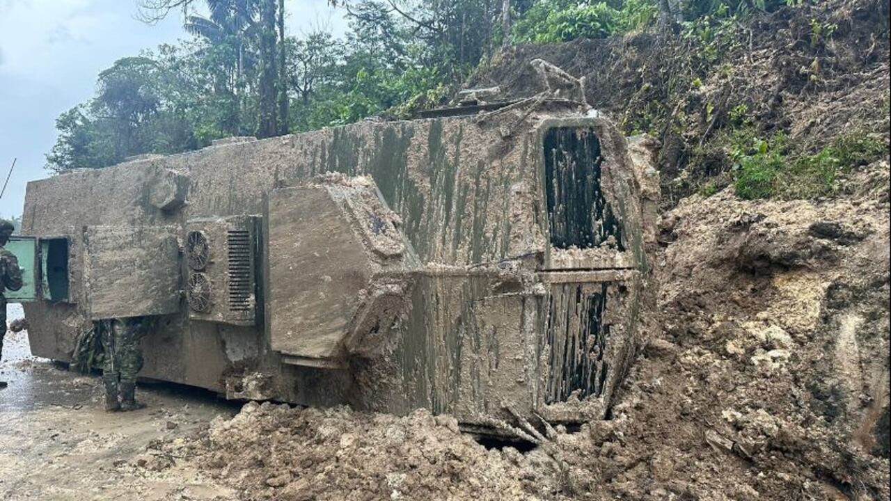 Vehículo del Ejército atacado.