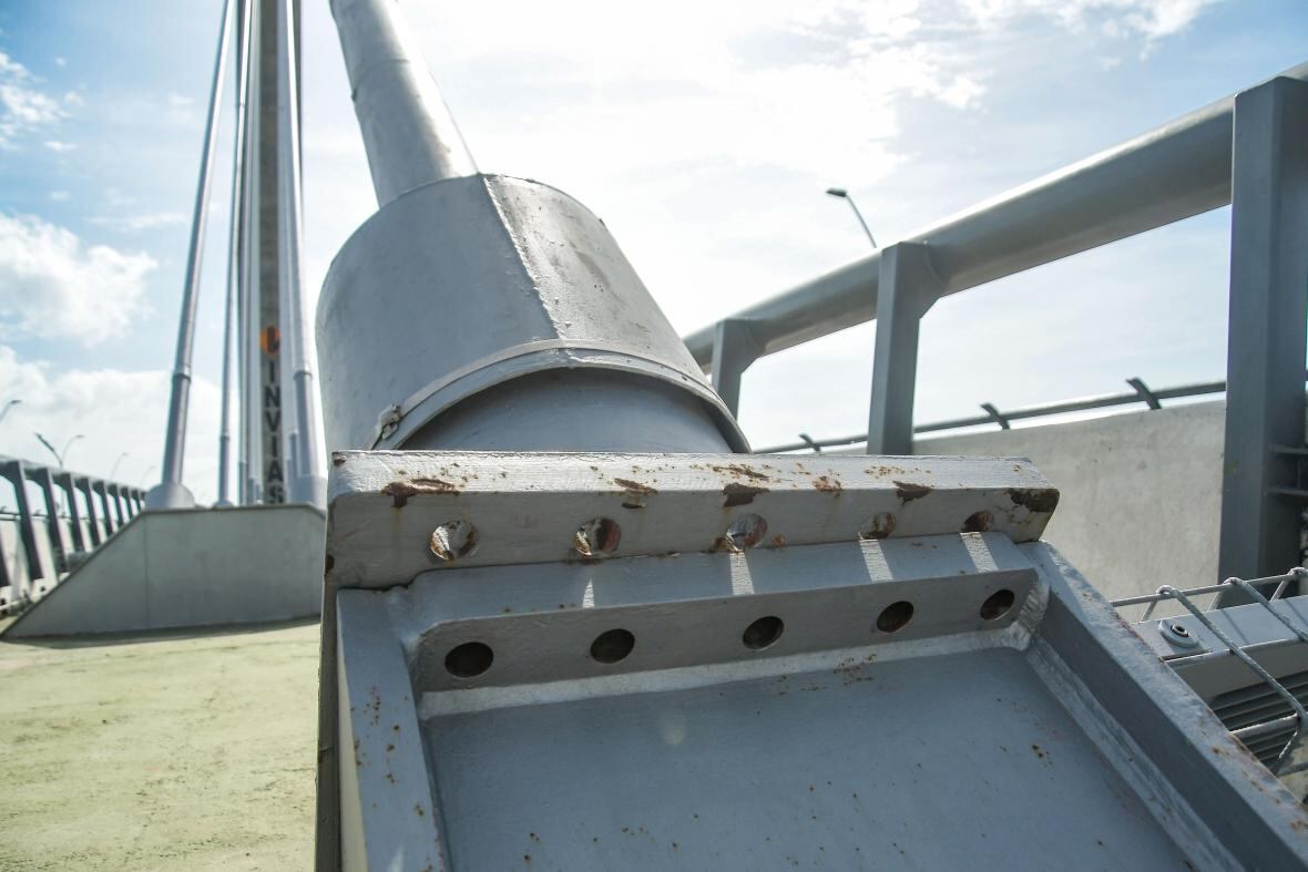 Tornillos y tuercas fueron robados de la estructura del puente Pumarejo.