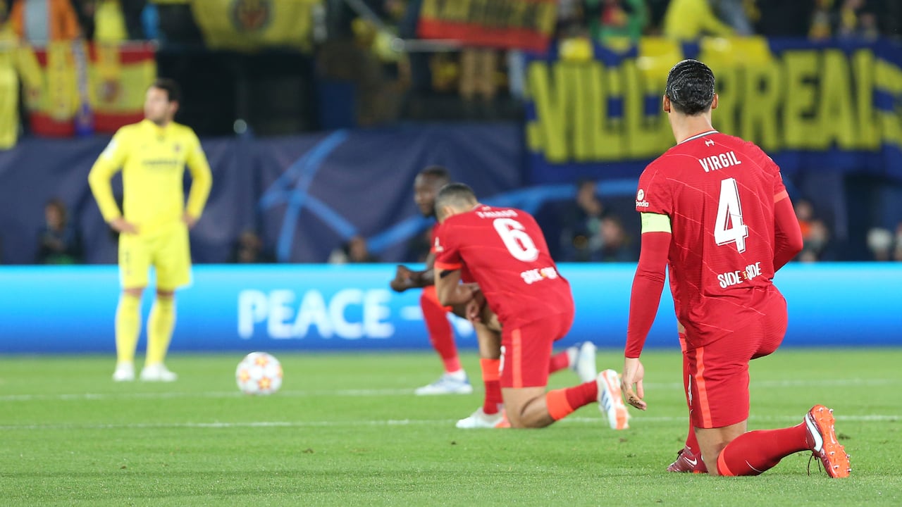 Liverpool's Virgil van Dijk, right, and Liverpool's Thiago take the knee ahead of the Champions League semi final, second leg soccer match between Villarreal and Liverpool at the Ceramica stadium in Villarreal, Spain, Tuesday, May 3, 2022. (AP Photo/Alberto Saiz)