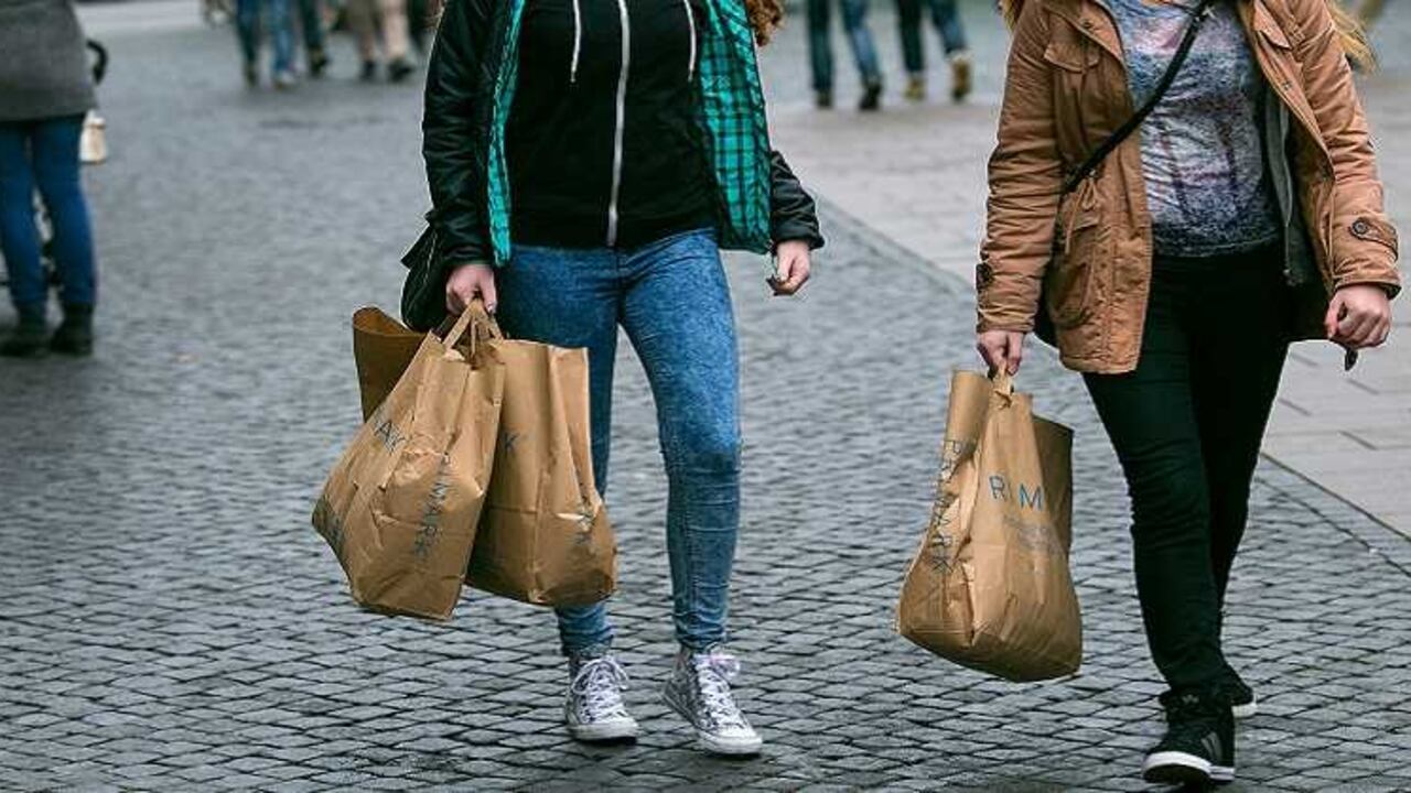 Los consumidores podrían experimentar la desaceleración económica desde el próximo año que se reflejará en menor gasto en lujo; la influencia de los millennials, le seguirá restando importancia a los objetos y más hacia el gasto en experiencias, entre otras. Así lo indican las predicciones de Forbes para el 2016.