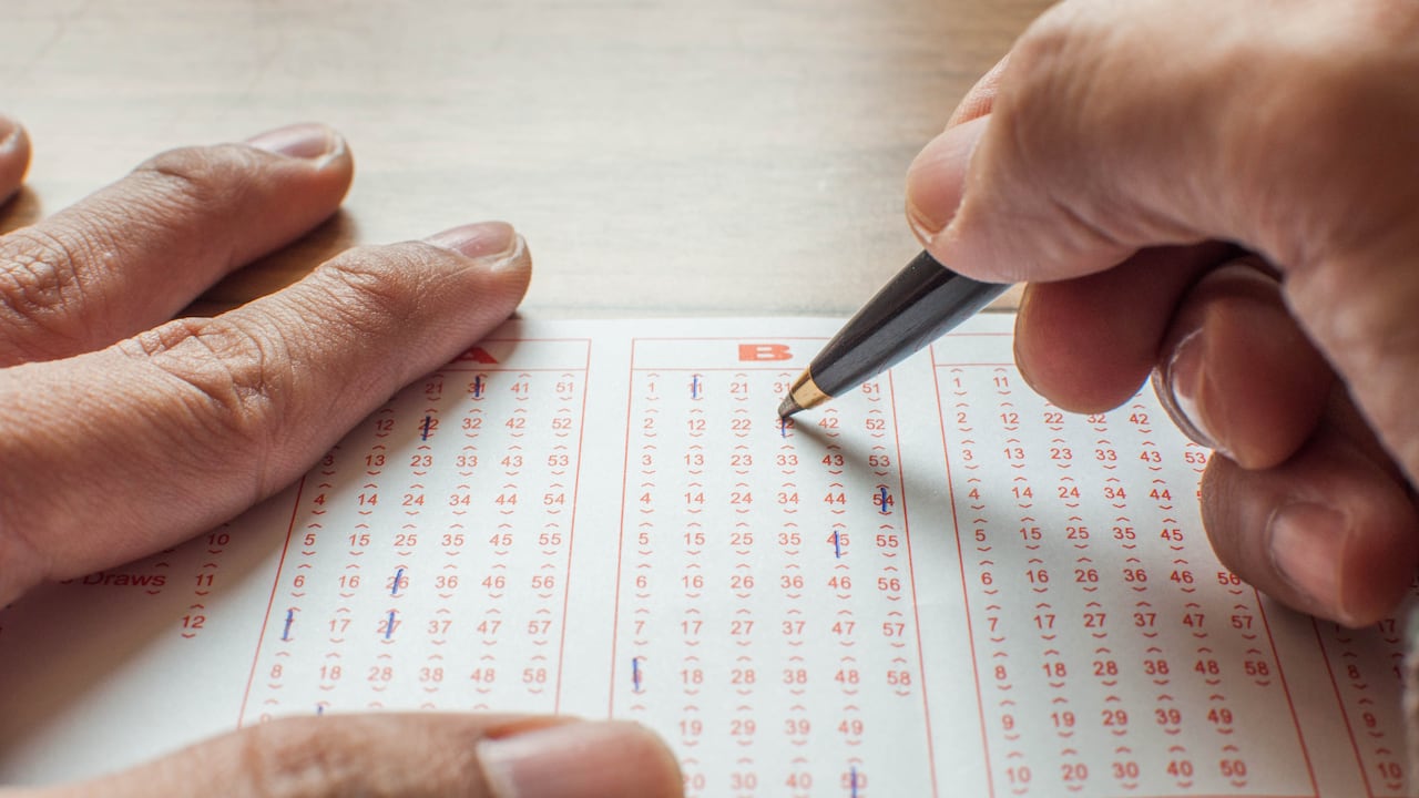 La lotería es un juego de azar y todos tienen la misma probabilidad de ganar.