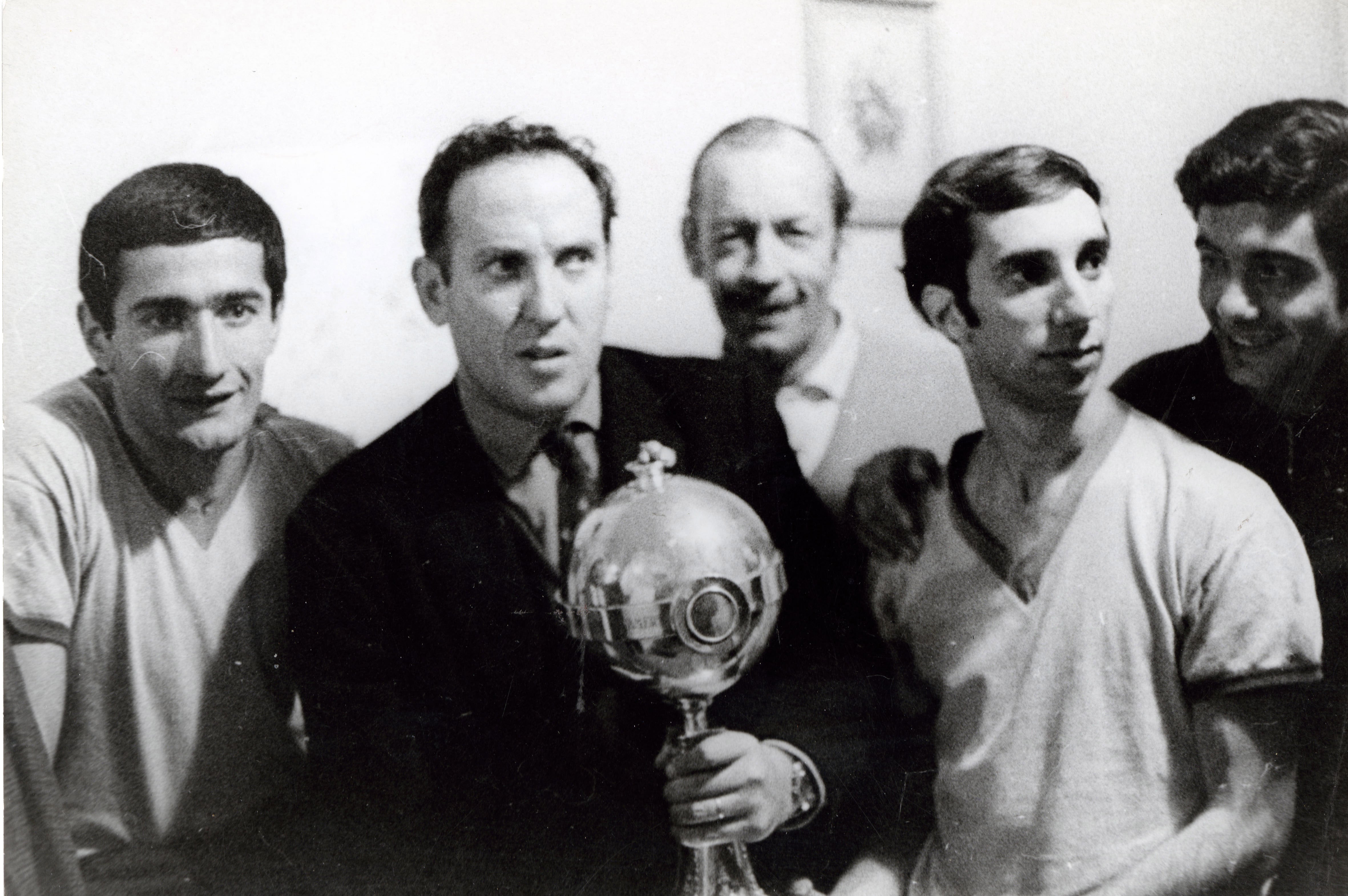 MONTEVIDEO, URUGUAY - MAY 16: Osvaldo Zubeldía coach of Estudiantes poses with the trophy of the Libertadores Cup 1968 next to his players Juan Ramon Veron (L) and Carlos Bilardo (R) on May 16, 1968 in Montevideo, Uruguay. (Photo by El Grafico/Getty Images)