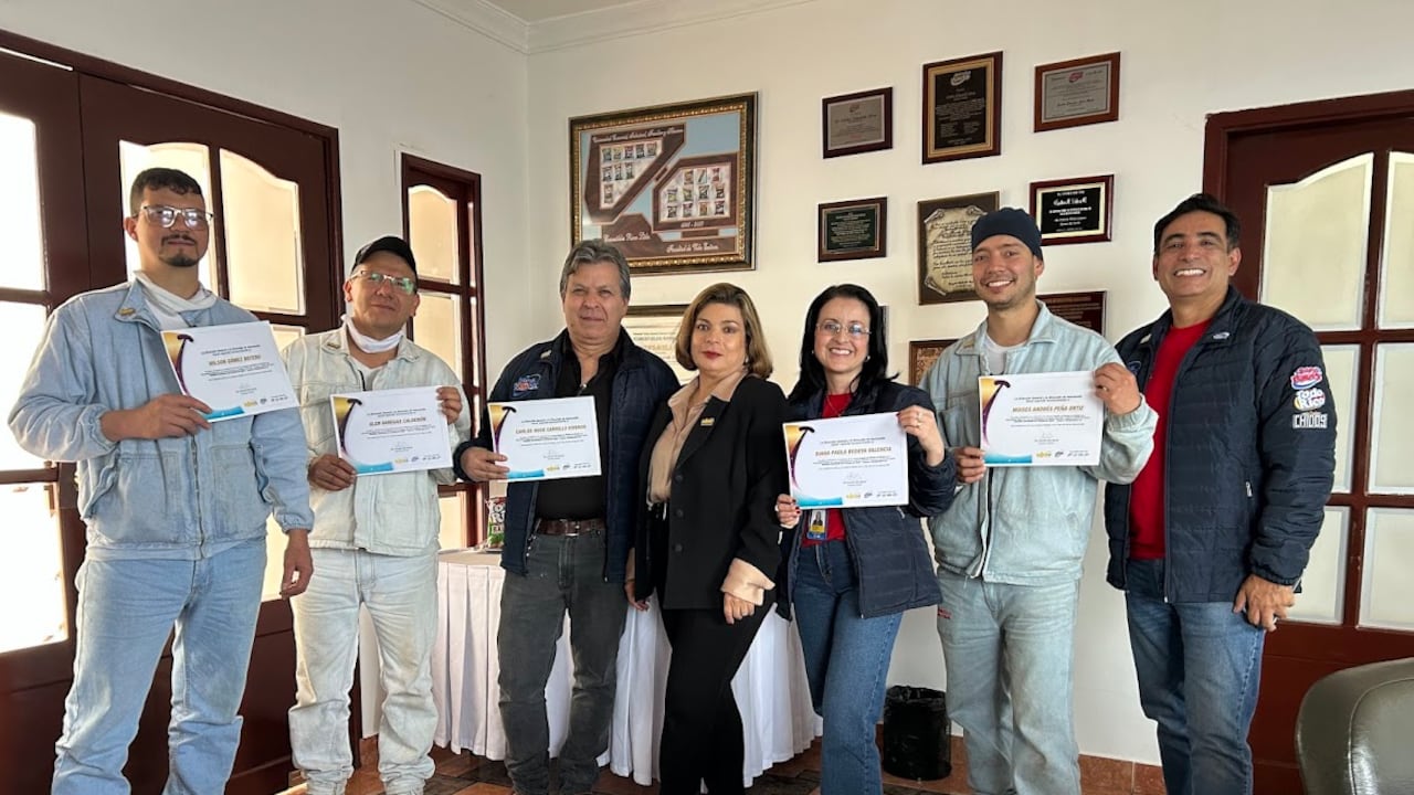 Amanda Silva, CEO de Comestibles Ricos S.A., y su equipo
