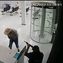 El impactante momento en el que un asaltante muere desangrado tras recibir un disparo