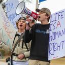 Cientos de personas saltaron a las calles para reclamar el derecho al aborto en Estados Unidos.