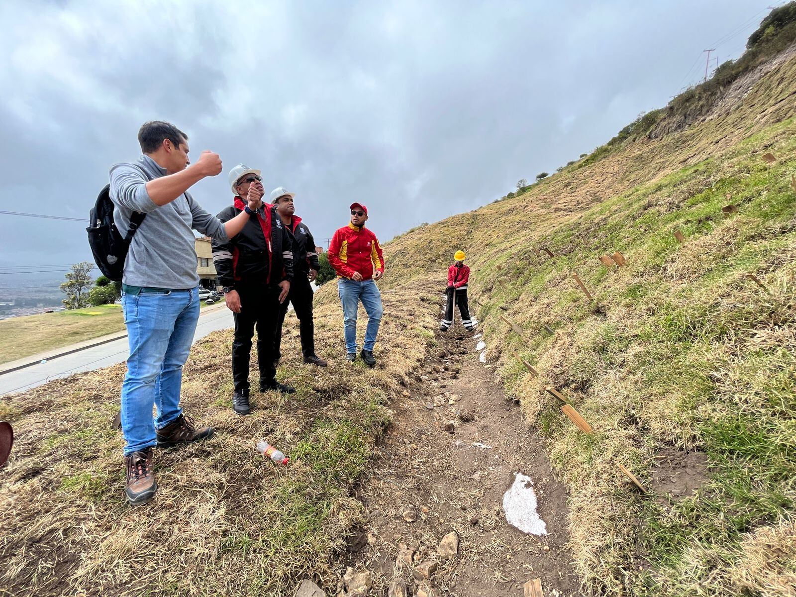 En la parte alta del barrio Sierra Morena se entregó la construcción de cunetas para prevenir que el talud afecte a la comunidad.