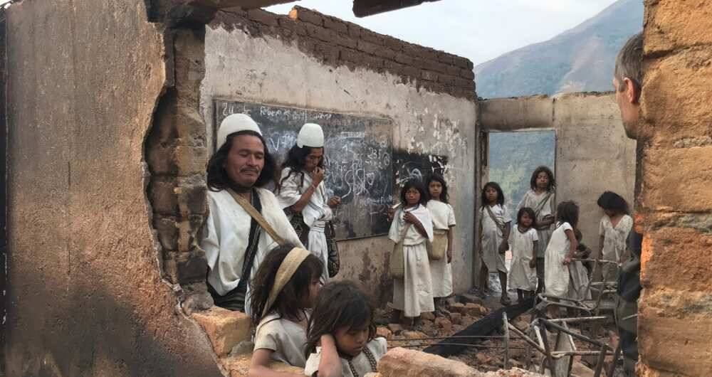 El fuego destruyó más de 50 casas, el centro de salud, la escuela y la biblioteca. FOTO: Jhorllana Romero