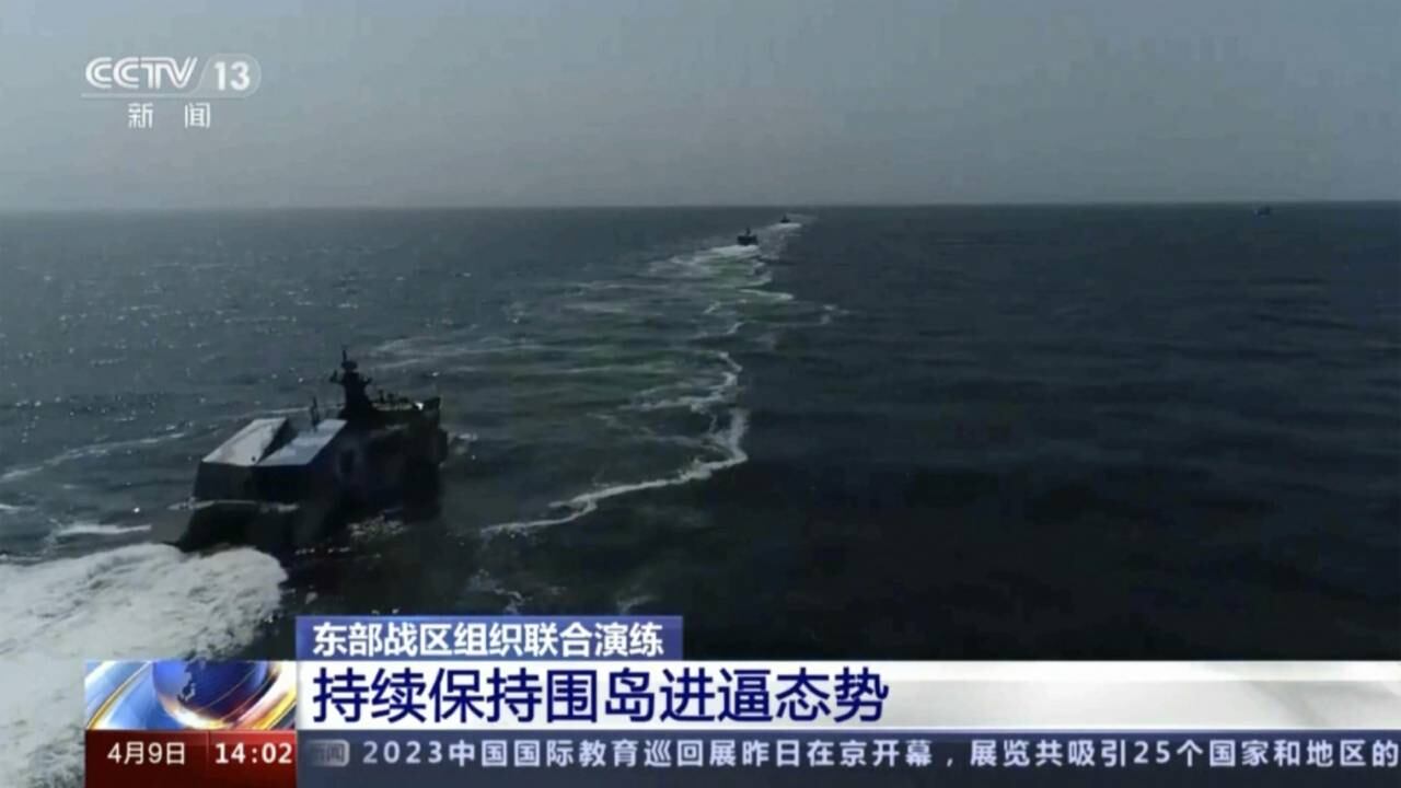En esta imagen, tomada de un video de la cadena china CCTV el domingo 9 de abril de 2023, un buque de la Armada de China participa en un ejercicio militar en el Estrecho de Taiwán.