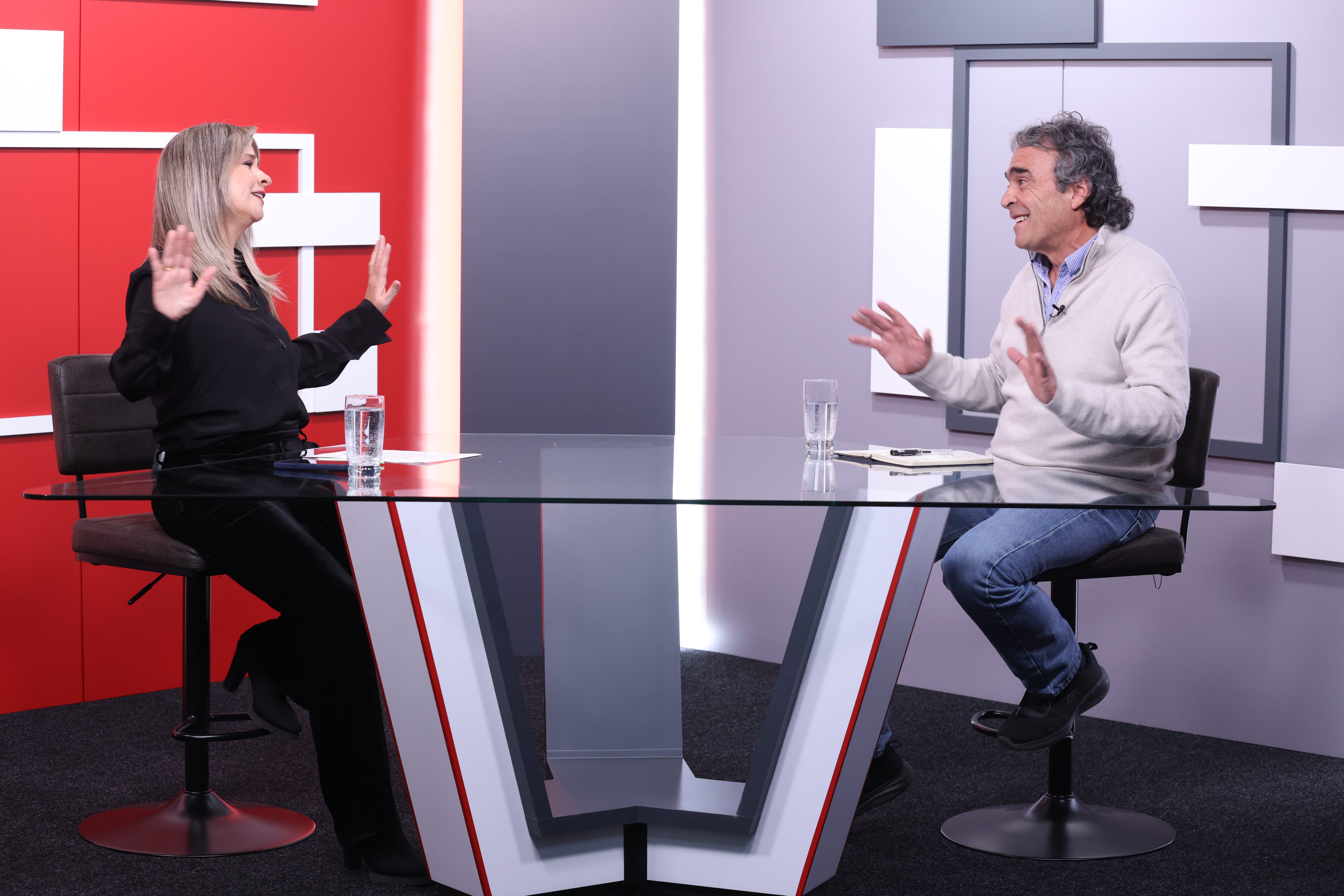 Vicky Davila entrevistará en vivo a Sergio Fajardo
Domingo 3 mayo 2026