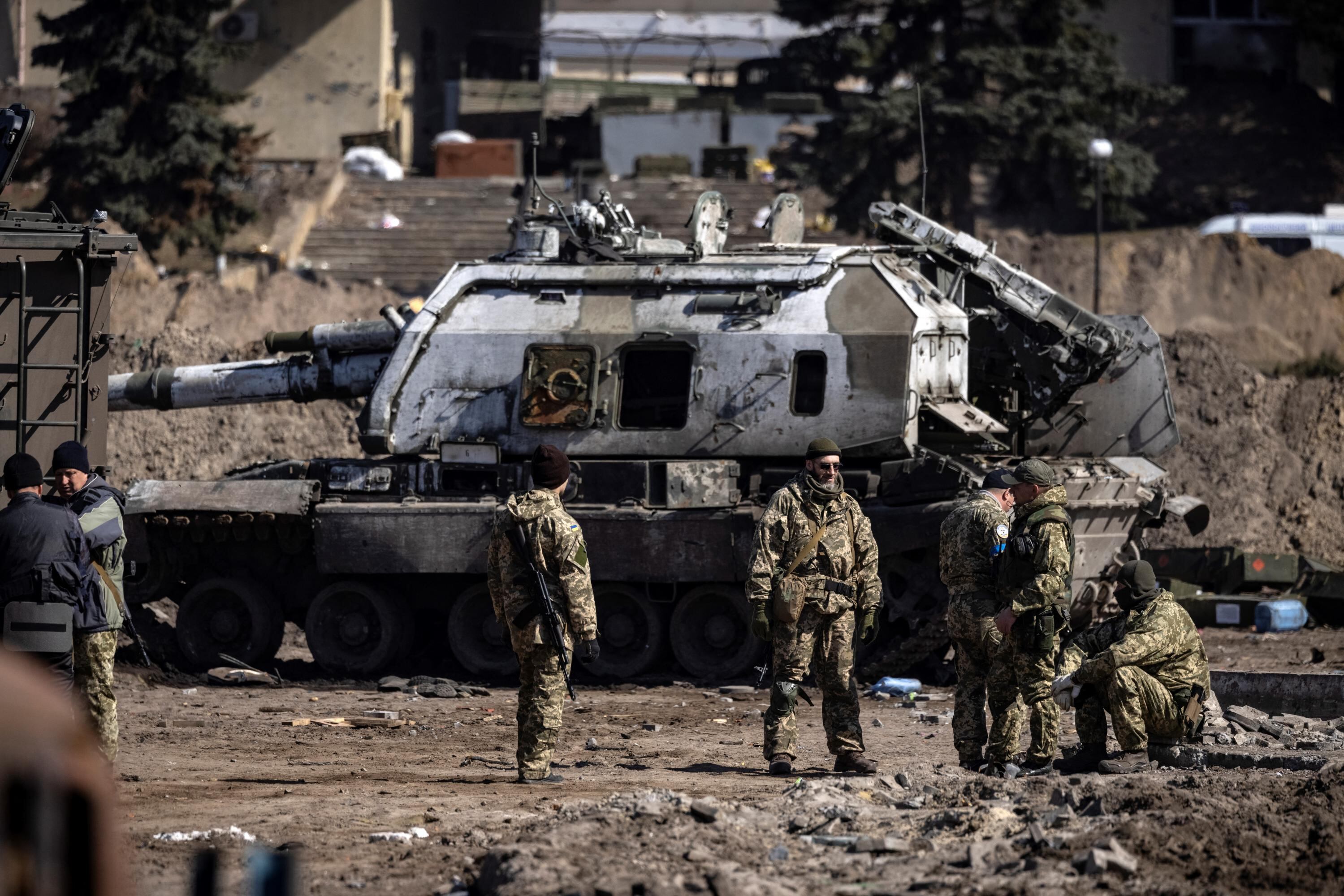 Militares ucranianos junto a un tanque del Ejército ruso en la ciudad nororiental de Trostianets, el 29 de marzo de 2022. Ucrania dijo el 26 de marzo de 2022 que sus fuerzas habían recuperado la ciudad de Trostianets, cerca de la frontera con Rusia, una de las primeras ciudades en caer bajo el control de Moscú en su invasión de un mes.