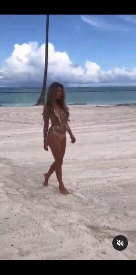 La presentadora mostró cómo era su pasarela antes de su operación y su prótesis. Foto: Instagram @danielaalvareztv.