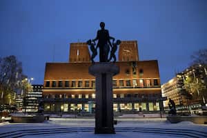 Vista exterior del Ayuntamiento de Oslo, el 9 de diciembre de 2021, sede de la ceremonia de entrega del Premio Nobel de la Paz en Oslo, Noruega. (AP Foto/Alexander Zemlianichenko, File)