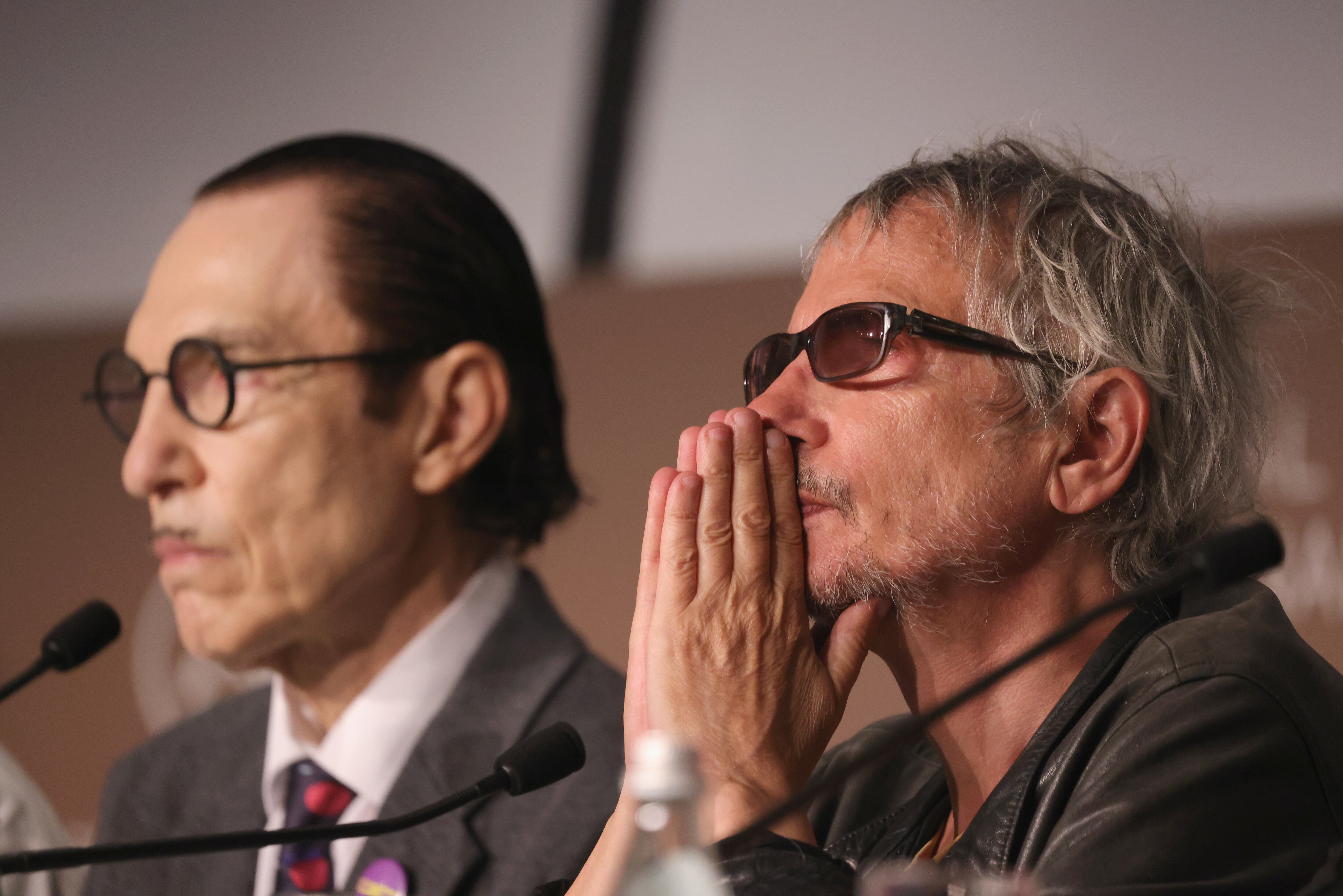 Ron Mael de Sparks y Leos Carax en la conferncia de prensa de 'Annette', en el 74 Festival de Cine de Cannes. Foto: Andreas Rentz/Getty Images